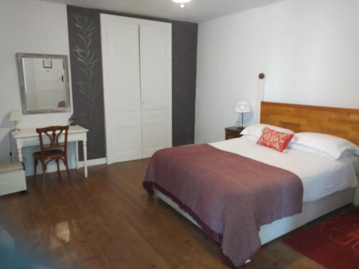 Bed and Breakfast Le Voltaire Airvault Экстерьер фото