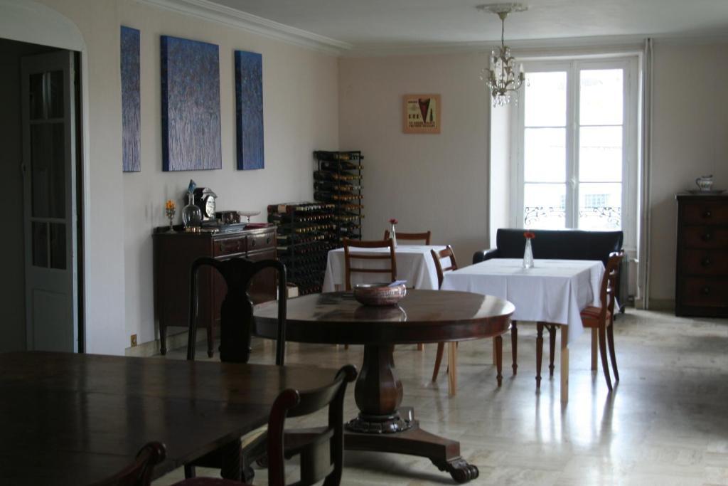 Bed and Breakfast Le Voltaire Airvault Экстерьер фото