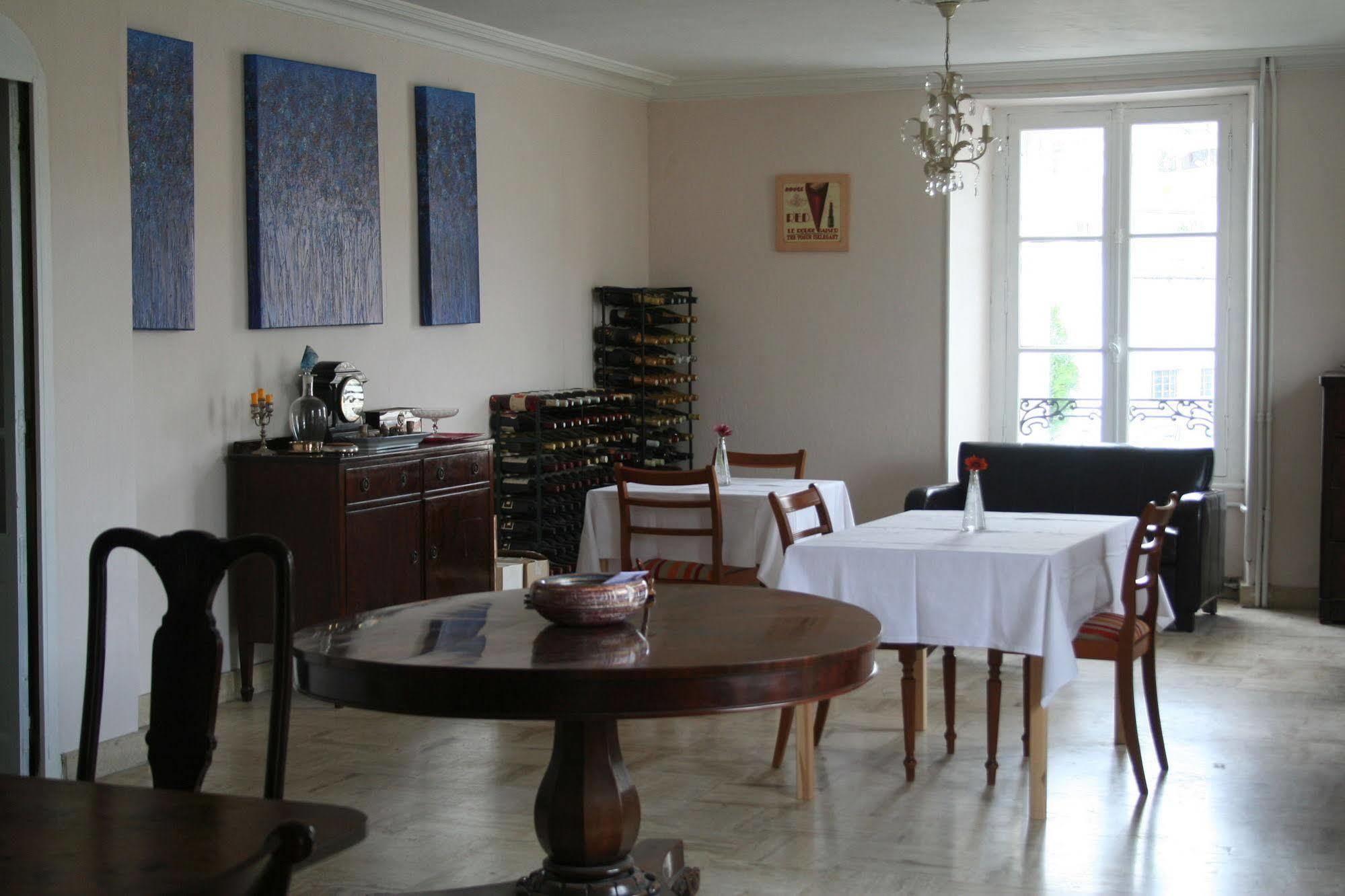 Bed and Breakfast Le Voltaire Airvault Экстерьер фото